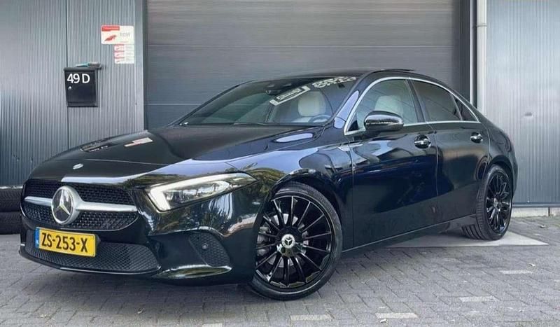 Zwart Gebruikt 2019 Mercedes A180 Edition Sedan | € 24.995 (Eerlijke prijs) - Afbeelding 1/4