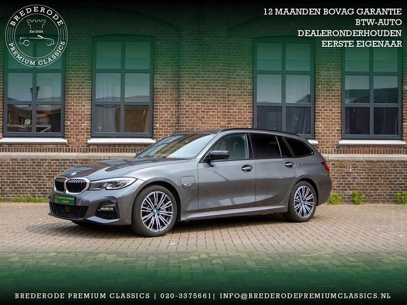 Grijs, metallic lak Gebruikt 2022 BMW 330 M Sport Stationwagen | € 35.900 (Goede deal) - Afbeelding 1/4