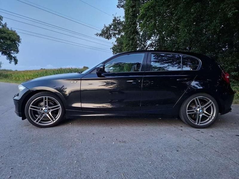 Zwart Gebruikt 2011 BMW 118 Hatchback | € 6.395 (Eerlijke prijs) - Afbeelding 1/4
