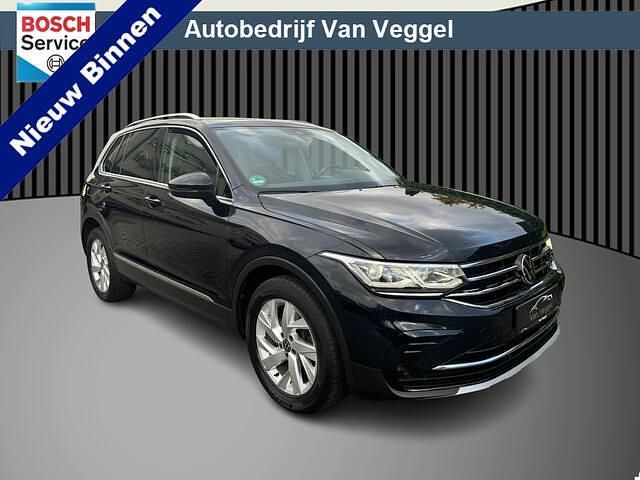 Zwart (metallic) Gebruikt 2022 VW Tiguan Business SUV | € 29.950 (Super prijs) - Afbeelding 1/4