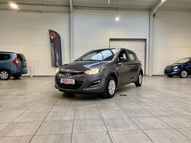 Grijs Gebruikt 2014 Hyundai i20 Sedan | € 7.500 (Eerlijke prijs) - Afbeelding 1/4