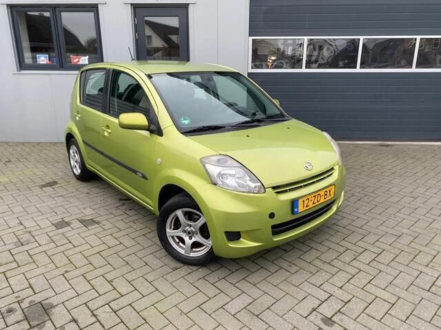 Groen Gebruikt 2008 Daihatsu Sirion Hatchback | € 1.599 (Iets duurder) - Afbeelding 1/4