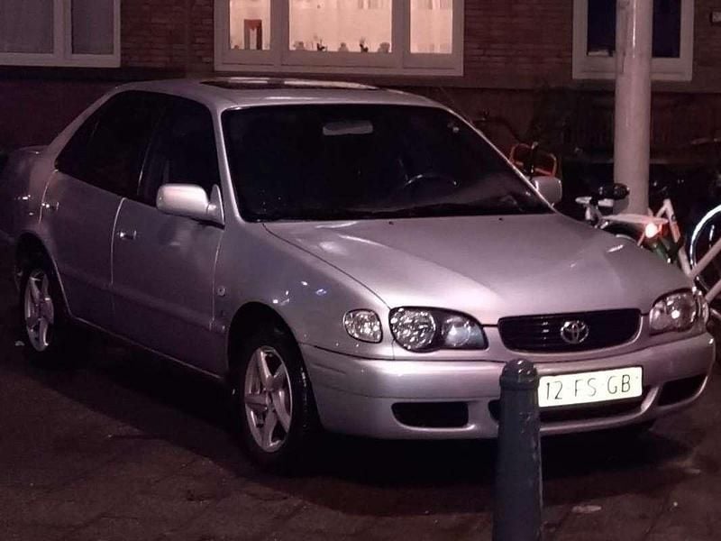 Zilver Gebruikt 2000 Toyota Corolla Terra Sedan | € 3.750 (Eerlijke prijs) - Afbeelding 1/1