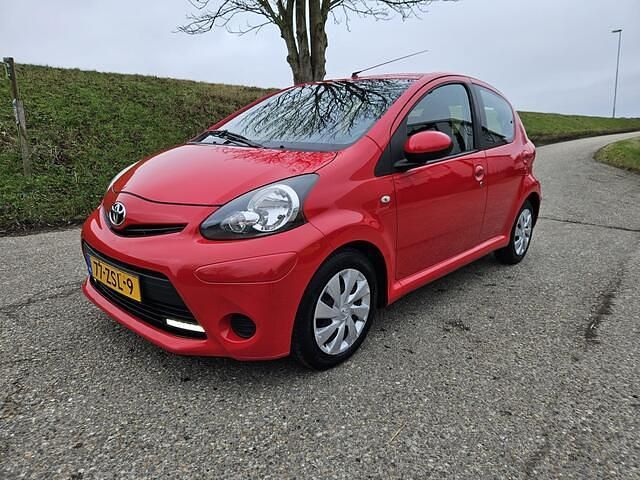 Occasion Toyota Aygo 68 PK (50 kW) 2013 Rood Hatchback