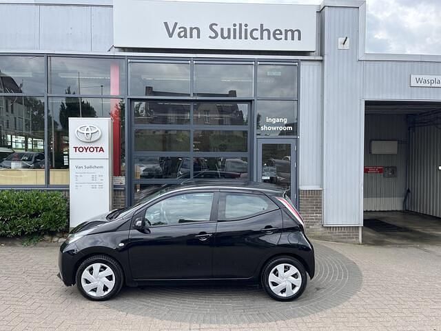 Zwart Gebruikt 2018 Toyota Aygo X-play Hatchback | € 7.995 (Eerlijke prijs) - Afbeelding 1/4