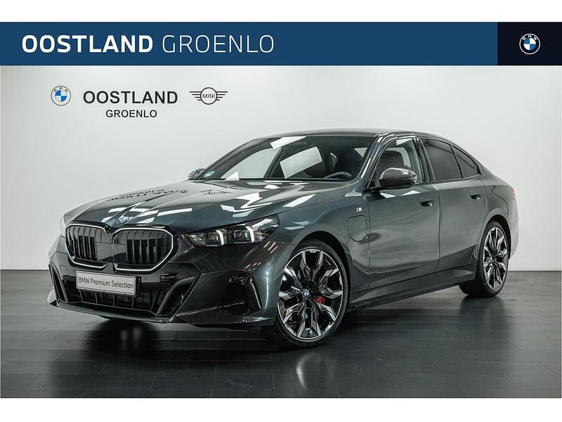 Groen Occasion 2025 BMW 550e M Sport Sedan | € 81.950 - Afbeelding 1/4