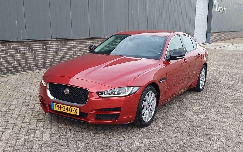 Rood Gebruikt 2015 Jaguar XE Portfolio Sedan | € 13.900 (Eerlijke prijs) - Afbeelding 1/4