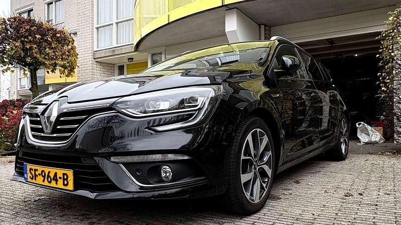 Zwart Gebruikt 2018 Renault Mégane GrandTour Bose Edition Stationwagen | € 11.950 (Goede deal) - Afbeelding 1/4