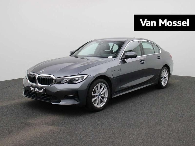 Grijs, metallic lak Gebruikt 2021 BMW 330e Comfort Edition Sedan | € 27.445 (Super prijs) - Afbeelding 1/3