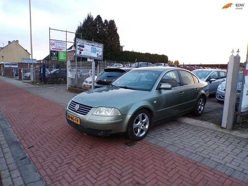 Groen Occasion 2003 VW Passat Sedan | € 1.450 (Super prijs) - Afbeelding 1/4