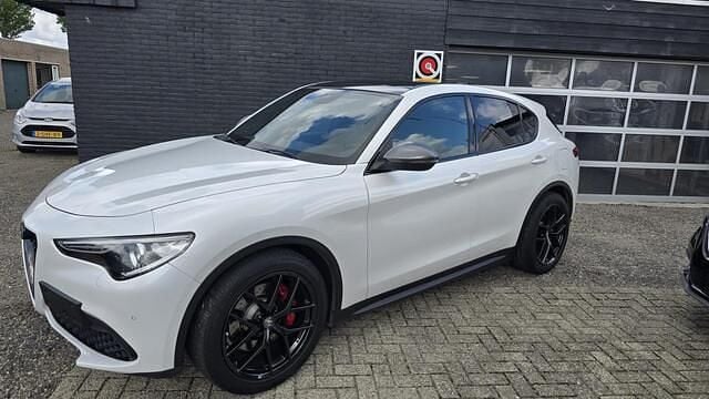 Wit Gebruikt 2017 Alfa Romeo Stelvio Super SUV | € 26.950 (Eerlijke prijs) - Afbeelding 1/4