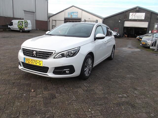 Wit (metallic) Gebruikt 2017 Peugeot 308 SW Premium Stationwagen | € 7.950 (Super prijs) - Afbeelding 1/4