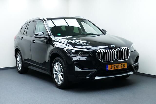 Zwart Gebruikt 2019 BMW X1 Executive SUV | € 22.949 (Eerlijke prijs) - Afbeelding 1/4
