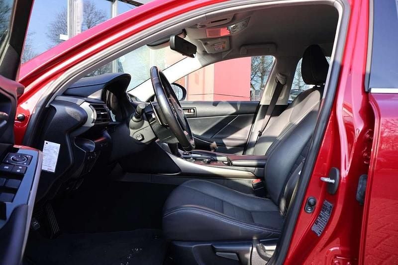 Occasion Lexus IS300h Business Edition 223 PK (164 kW) 2020 Rood (metallic) Sedan