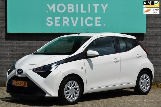 Wit Gebruikt 2021 Toyota Aygo X-play Hatchback | € 11.464 (Eerlijke prijs) - Afbeelding 1/4