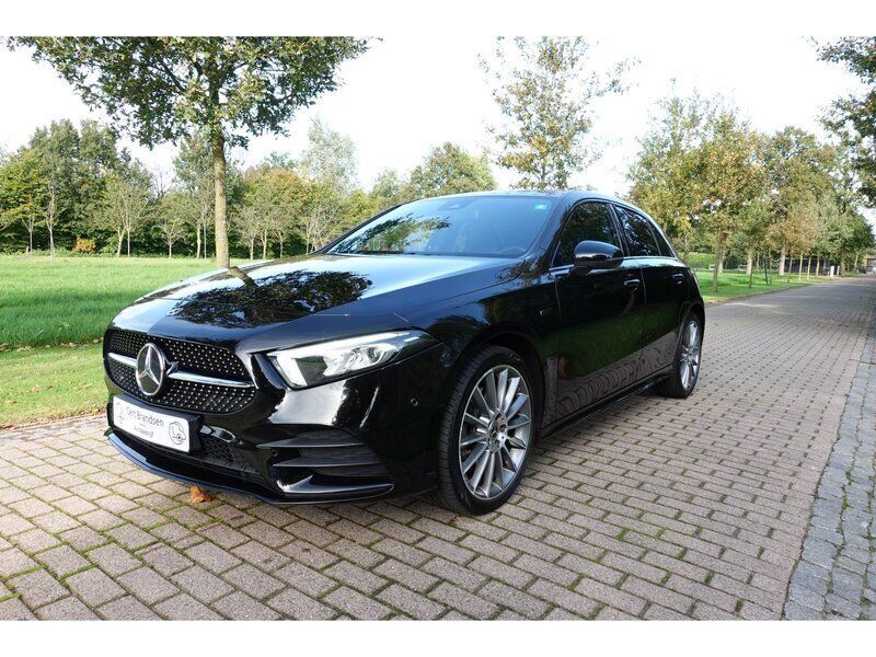 Zwart Gebruikt 2020 Mercedes A250 Premium Plus Hatchback | € 27.950 (Eerlijke prijs) - Afbeelding 1/4