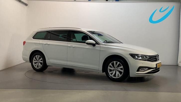Wit Occasion 2020 VW Passat Business Stationwagen | € 18.900 (Goede deal) - Afbeelding 1/4