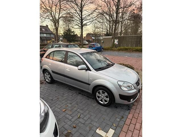 Grijs (metallic) Gebruikt 2008 Kia Rio Hatchback | € 2.750 (Eerlijke prijs) - Afbeelding 1/4