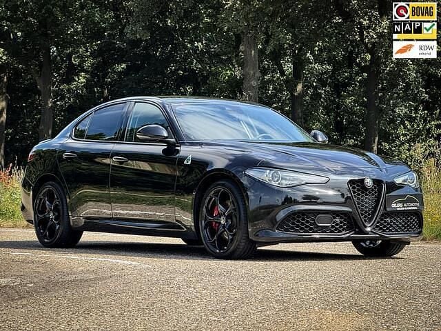 Zwart Gebruikt 2018 Alfa Romeo Giulia Veloce Sedan | € 31.899 (Eerlijke prijs) - Afbeelding 1/4