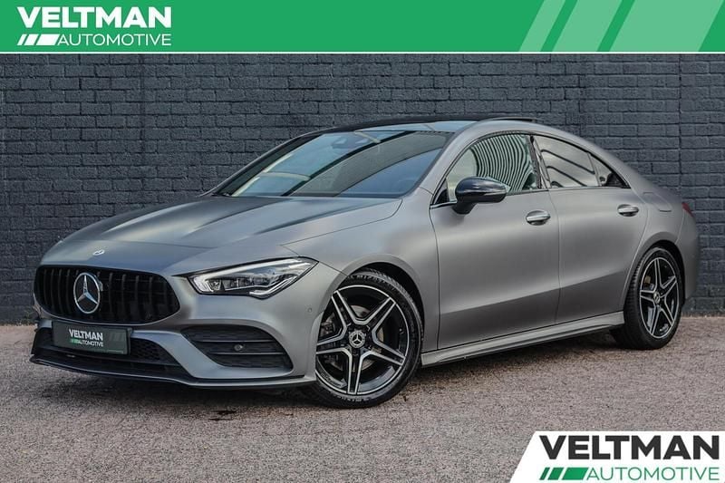 Grijs Gebruikt 2021 Mercedes CLA180 AMG line Sedan | € 30.945 (Eerlijke prijs) - Afbeelding 1/4