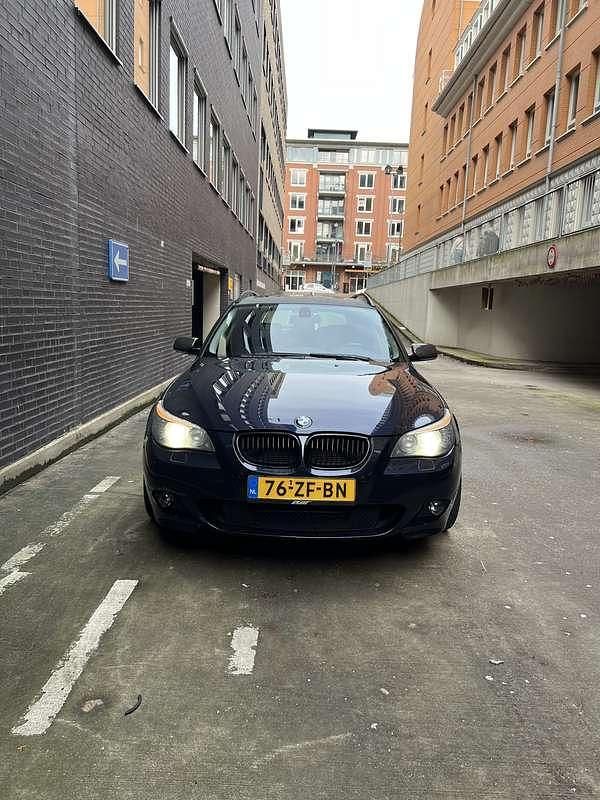 Blauw Occasion 2004 BMW 525 Executive Stationwagen | € 7.950 - Afbeelding 1/4