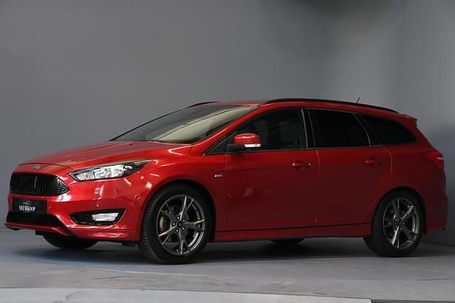 Rood Gebruikt 2017 Ford Focus Titanium Stationwagen | € 10.950 (Goede deal) - Afbeelding 1/4