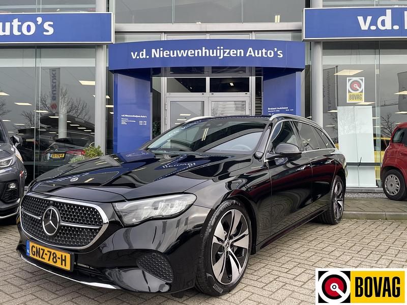 Zwart, metallic lak Gebruikt 2023 Mercedes E300 Luxury Stationwagen | € 52.950 (Eerlijke prijs) - Afbeelding 1/4