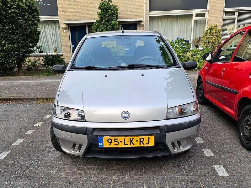 Zilver Occasion 2003 Fiat Punto Hatchback | € 1.000 (Eerlijke prijs) - Afbeelding 1/4