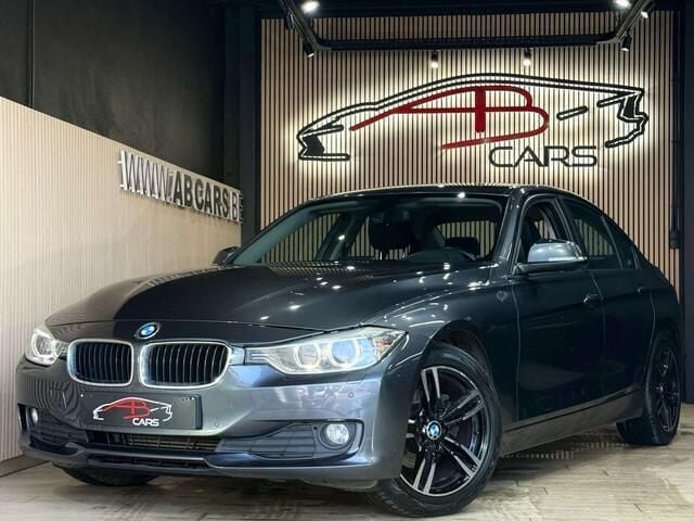 Grijs Gebruikt 2013 BMW 318 Sport Line Sedan | € 9.990 (Eerlijke prijs) - Afbeelding 1/4