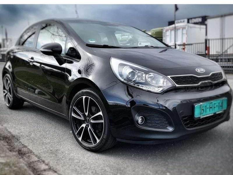 Zwart Gebruikt 2011 Kia Rio MPV | € 3.850 (Eerlijke prijs) - Afbeelding 1/4