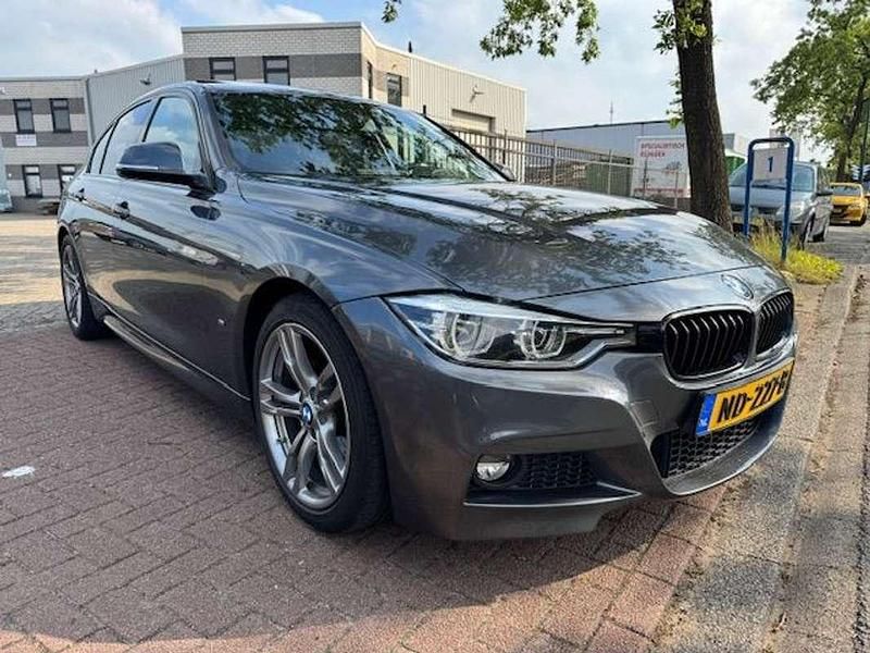 Grijs Gebruikt 2016 BMW 330e M Sport Sedan | € 15.950 (Eerlijke prijs) - Afbeelding 1/4