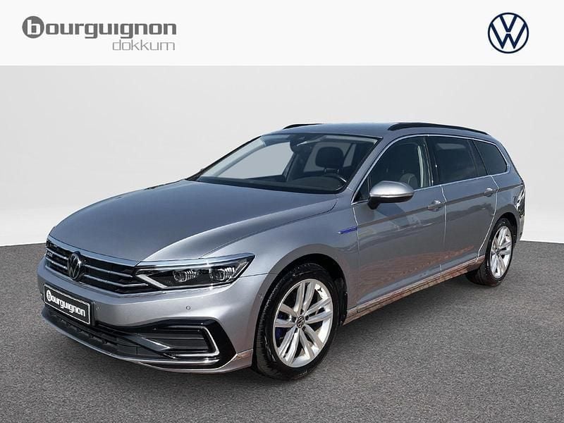 Grijs Gebruikt 2023 VW Passat Business Stationwagen | € 25.750 (Goede deal) - Afbeelding 1/3