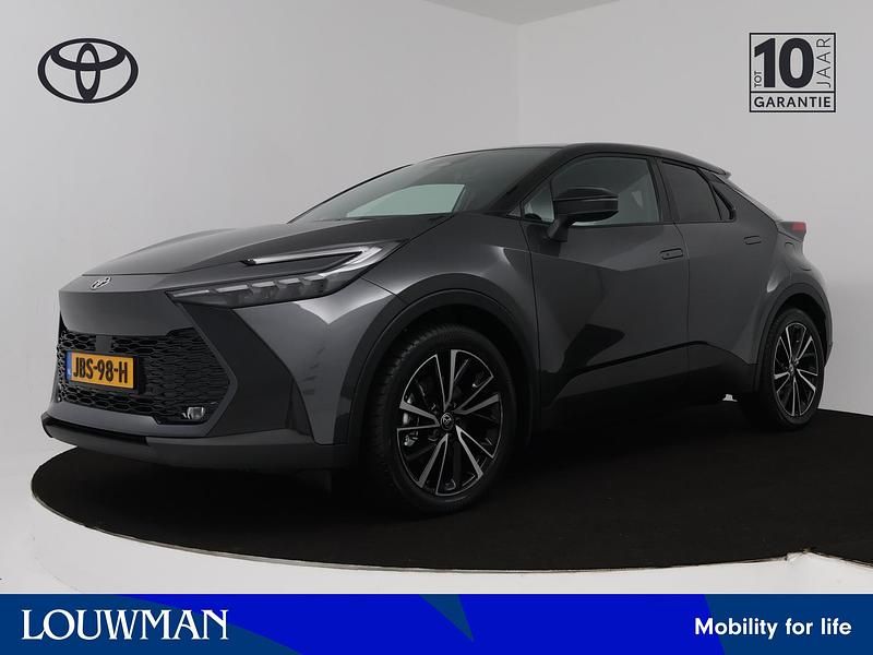 Grijs, metallic lak Gebruikt 2025 Toyota C-HR Executive SUV | € 45.945 (Iets duurder) - Afbeelding 1/4