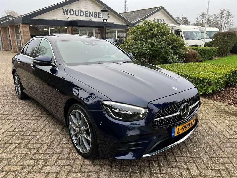 Blauw (metallic) Gebruikt 2020 Mercedes E300 AMG Sedan | € 43.450 (Eerlijke prijs) - Afbeelding 1/4