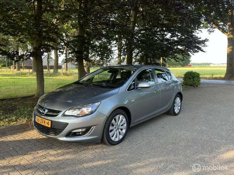 Grijs Gebruikt 2012 Opel Astra Cosmo Hatchback | € 3.950 (Goede deal) - Afbeelding 1/4