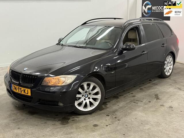 Zwart Occasion 2007 BMW 318 Executive Stationwagen | € 3.949 (Goede deal) - Afbeelding 1/4