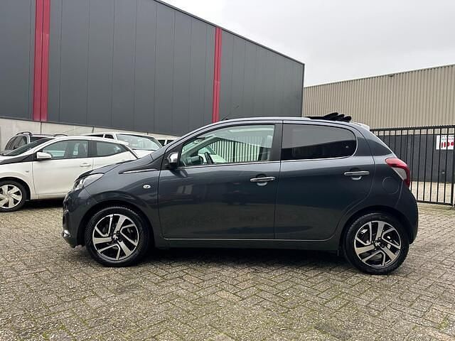 Grijs (metallic) Gebruikt 2014 Peugeot 108 Hatchback | € 6.499 (Duur) - Afbeelding 1/4