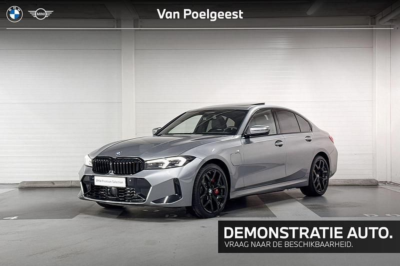 Skyscrapergrau (licht grijs) Gebruikt 2025 BMW 330e M Sport Sedan | € 73.546 - Afbeelding 1/4