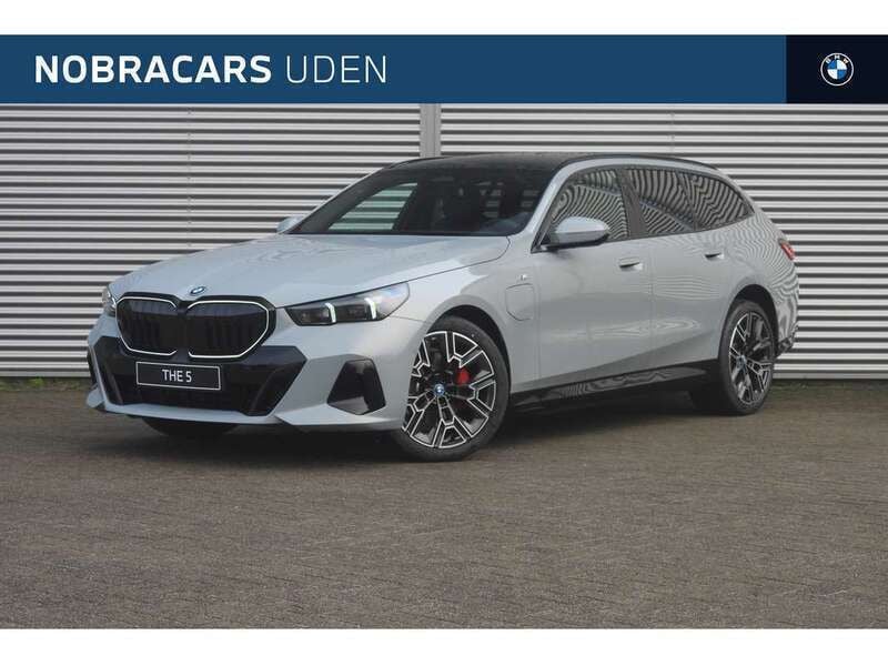 Grijs, metallic lak Nieuw 2025 BMW 530 Executive Stationwagen | € 91.107 - Afbeelding 1/4