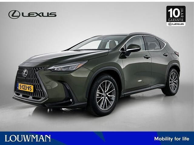 Groen metallic Gebruikt 2023 Lexus NX450h+ Launch Edition SUV | € 58.950 (Iets duurder) - Afbeelding 1/3