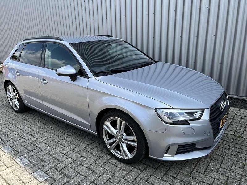 Occasion 2019 Audi A3 Sport Hatchback | € 11.950 (Goede deal) - Afbeelding 1/4