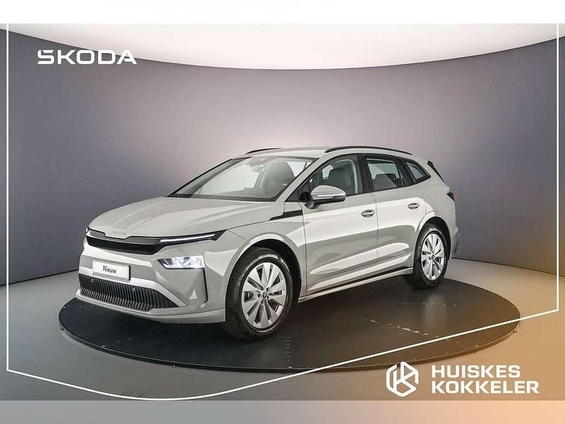 Grijs, metallic lak Nieuw 2025 Skoda Enyaq iV Selection SUV | € 43.225 (Eerlijke prijs) - Afbeelding 1/4