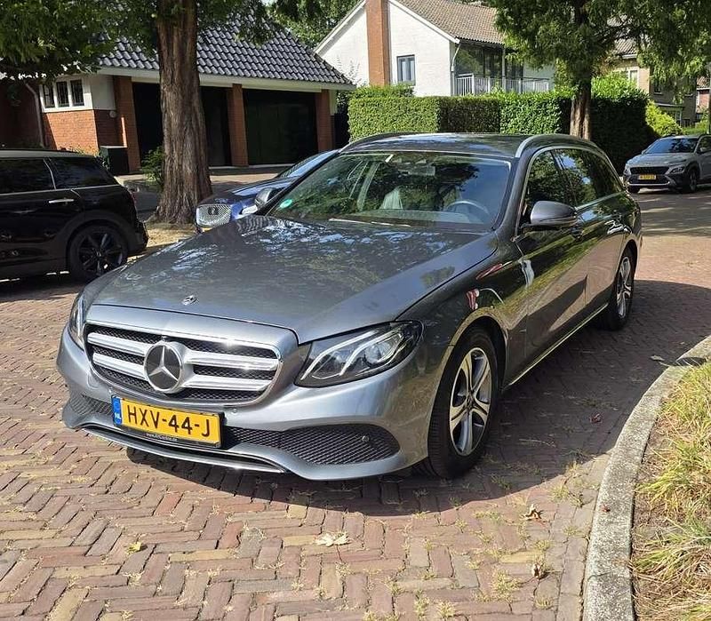 Grijs Gebruikt 2018 Mercedes E200 Stationwagen | € 22.950 (Goede deal) - Afbeelding 1/4
