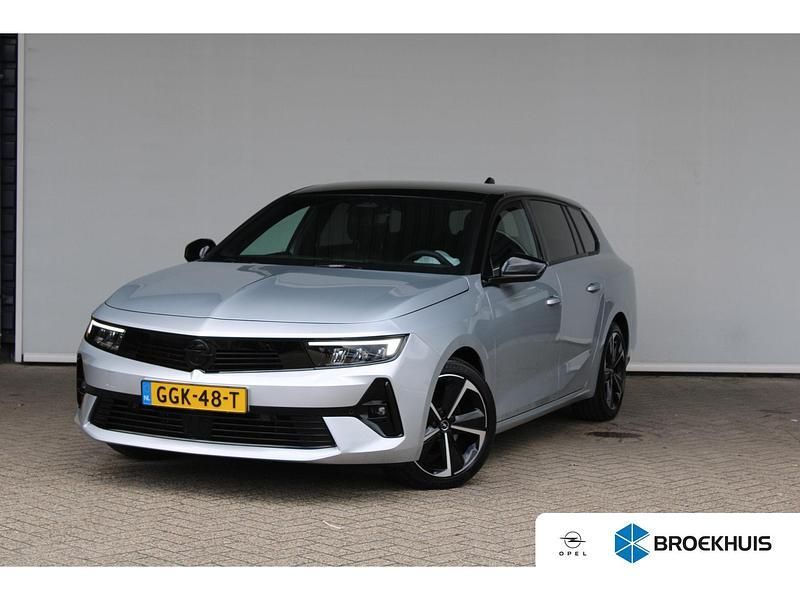 Grijs, metallic lak Gebruikt 2024 Opel Astra Stationwagen | € 27.900 (Super prijs) - Afbeelding 1/4