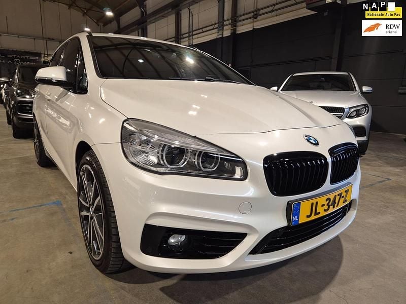 Wit Gebruikt 2016 BMW 225 Active Tourer Executive MPV | € 18.749 (Iets duurder) - Afbeelding 1/4