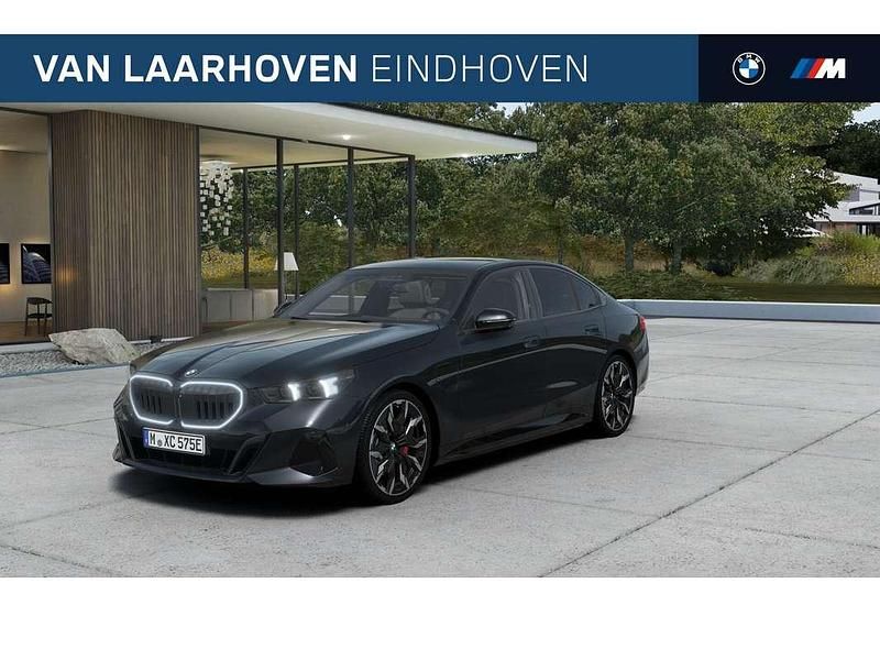 Grijs Nieuw 2025 BMW 530e Comfort Edition Sedan | € 94.030 - Afbeelding 1/4
