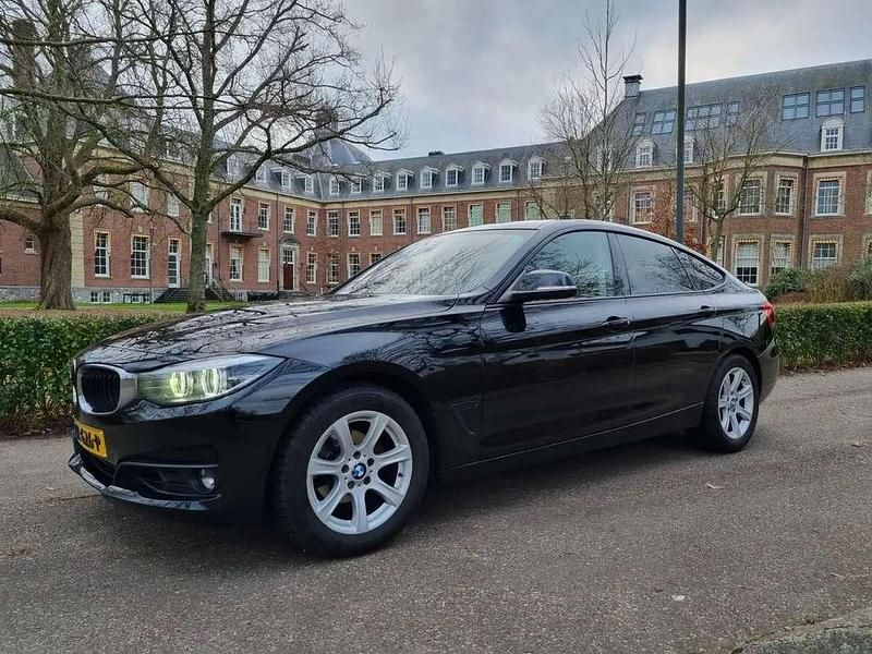 Zwart Gebruikt 2018 BMW 320 Executive Sedan | € 17.135 (Super prijs) - Afbeelding 1/4