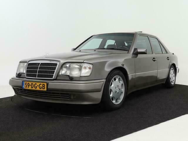 Beige Gebruikt 1992 Mercedes E500 Sedan | € 59.995 - Afbeelding 1/4
