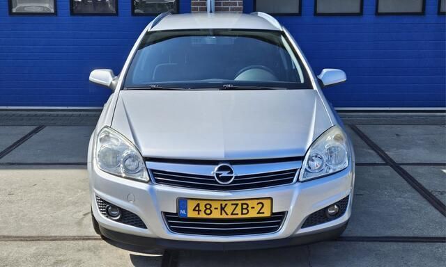 Grijs Gebruikt 2010 Opel Astra Stationwagen | € 2.445 (Goede deal) - Afbeelding 1/4