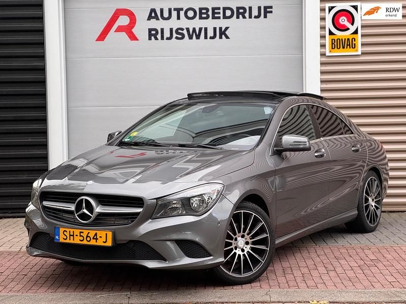 Grijs Gebruikt 2014 Mercedes CLA180 Sedan | € 11.950 (Eerlijke prijs) - Afbeelding 1/4